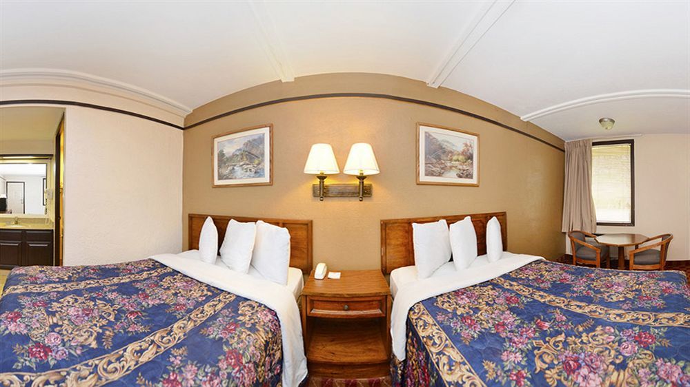 Spanish Trace Inn Athens Bagian luar foto