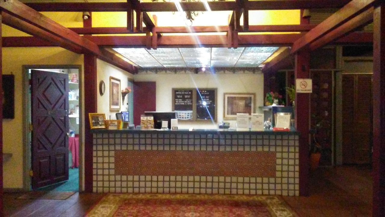 Spanish Trace Inn Athens Bagian luar foto