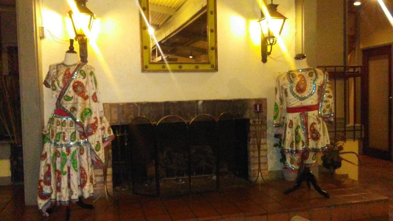 Spanish Trace Inn Athens Bagian luar foto