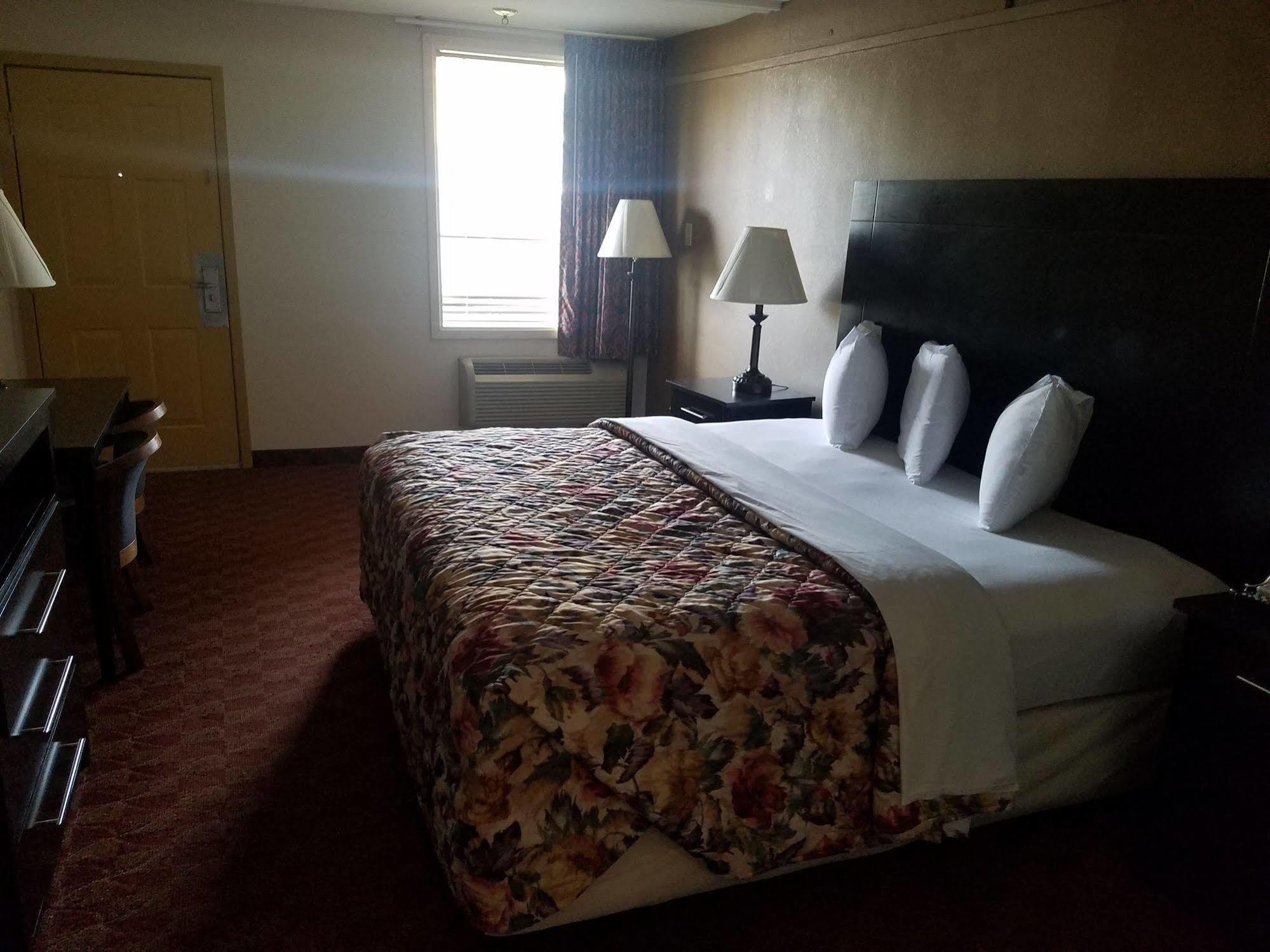 Spanish Trace Inn Athens Bagian luar foto