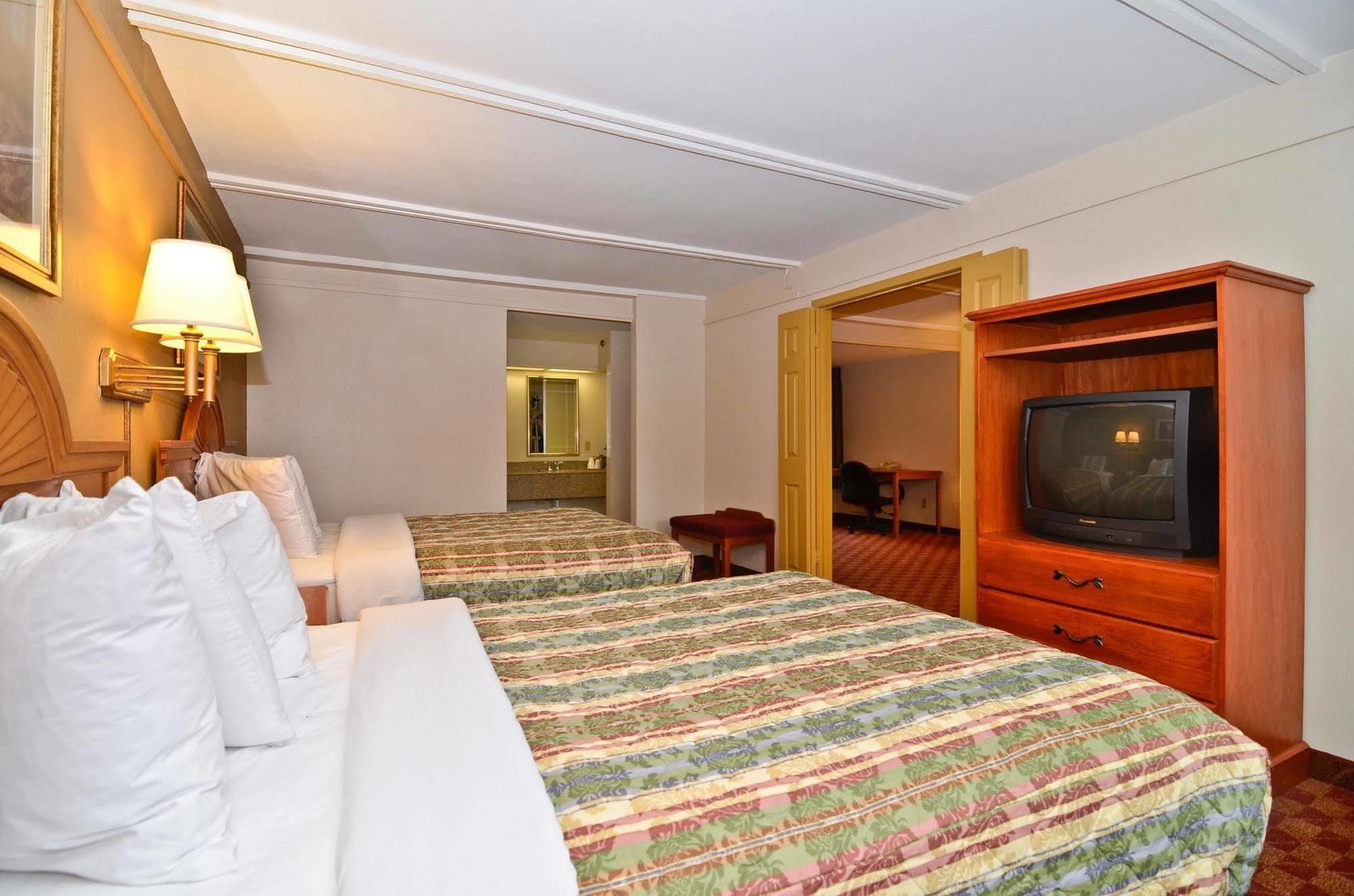 Spanish Trace Inn Athens Bagian luar foto