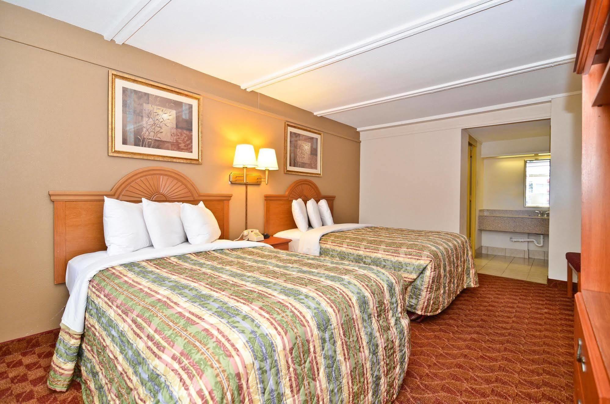 Spanish Trace Inn Athens Bagian luar foto