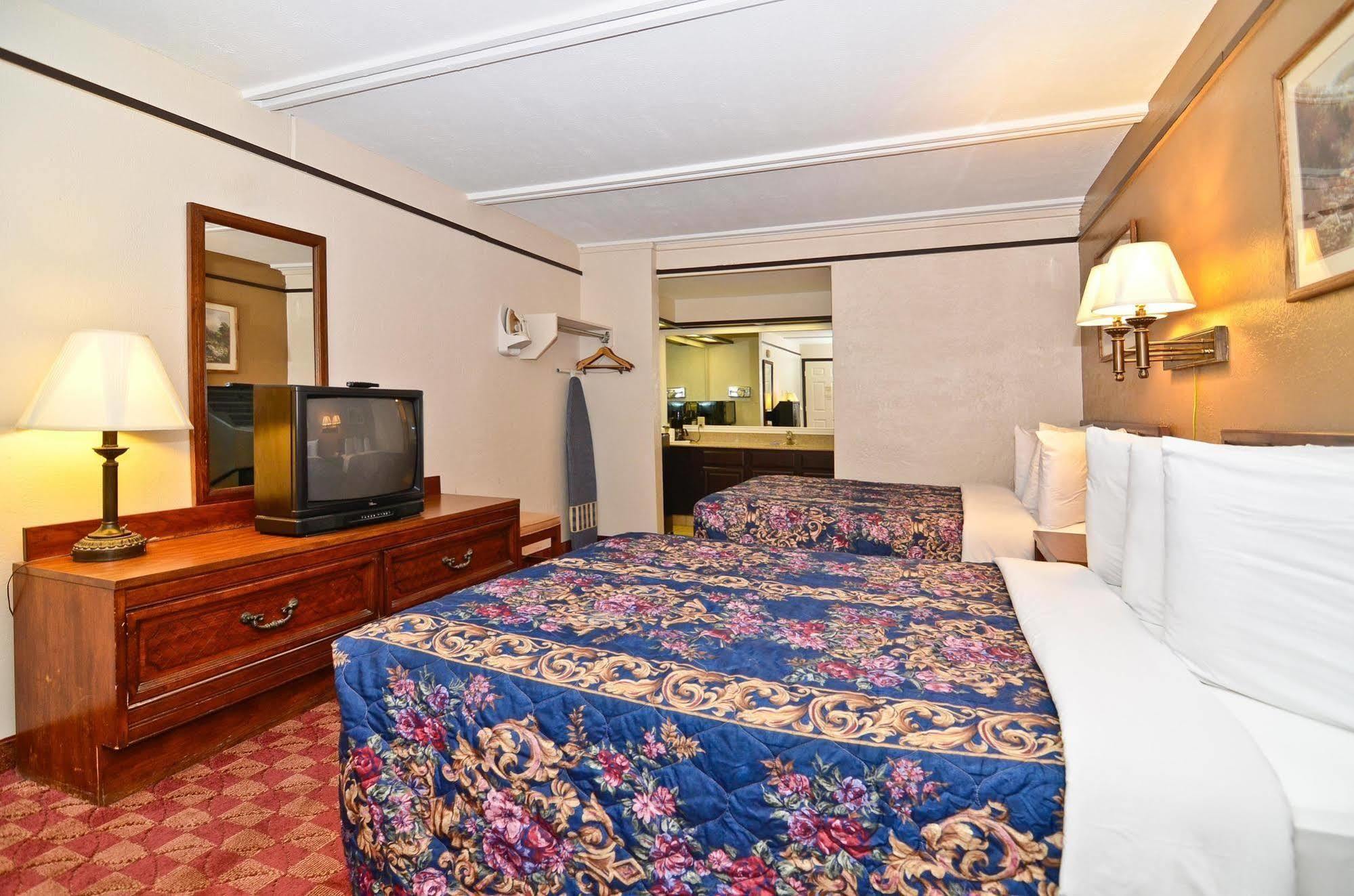 Spanish Trace Inn Athens Bagian luar foto