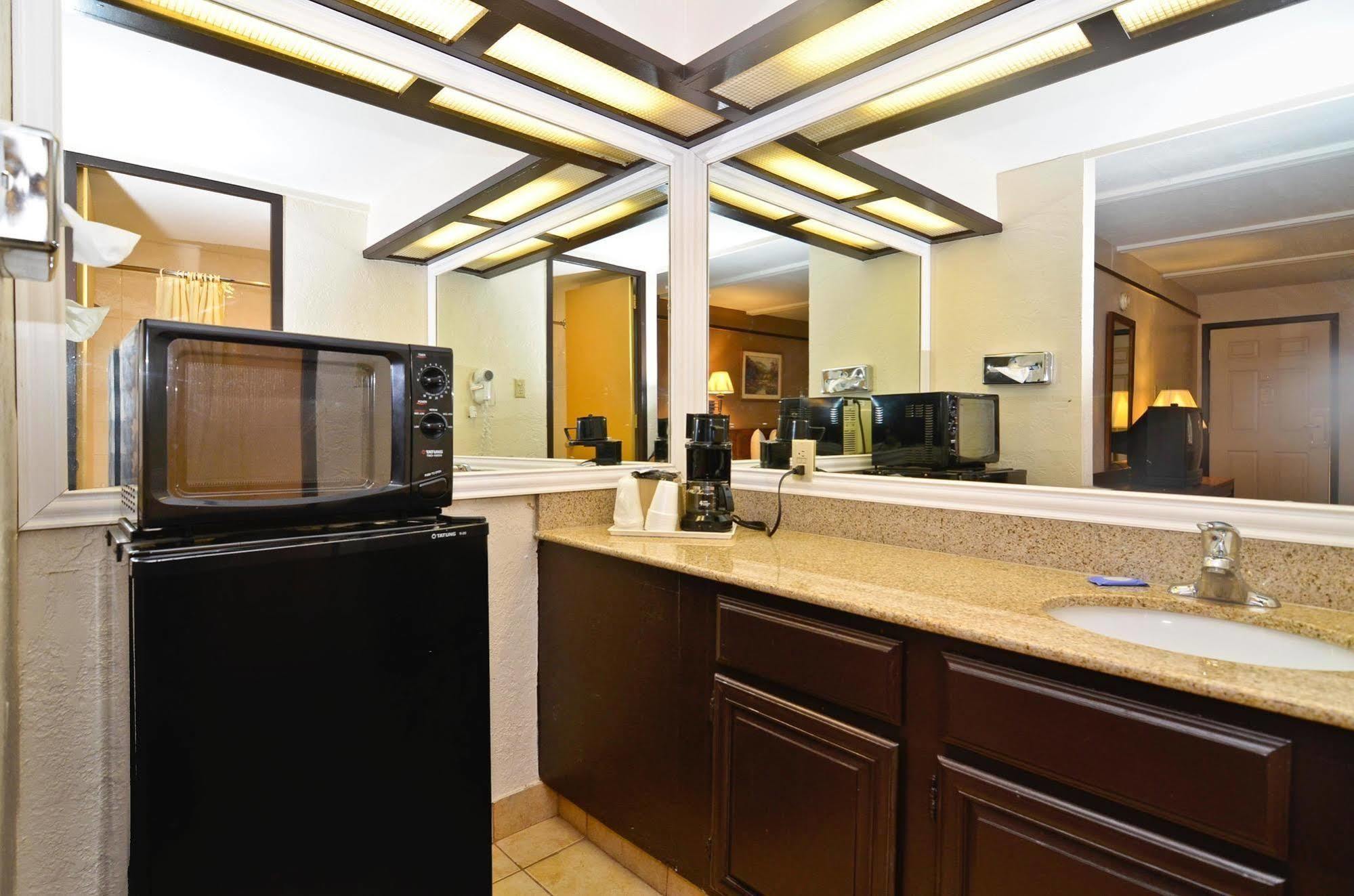 Spanish Trace Inn Athens Bagian luar foto